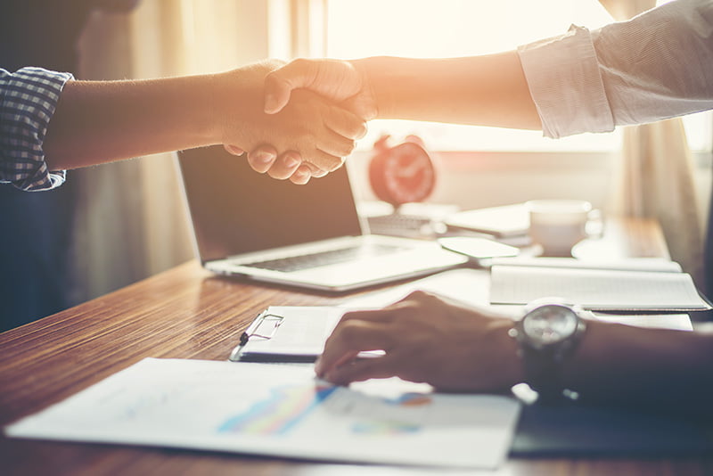 gerenciamento-de-contratos Duas pessoas apertando as mãos fechando um contrato