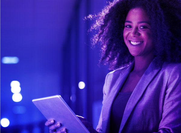 mulher-negra-assinatura-digital-tablet Tendências para a Área Jurídica e Departamento Jurídico